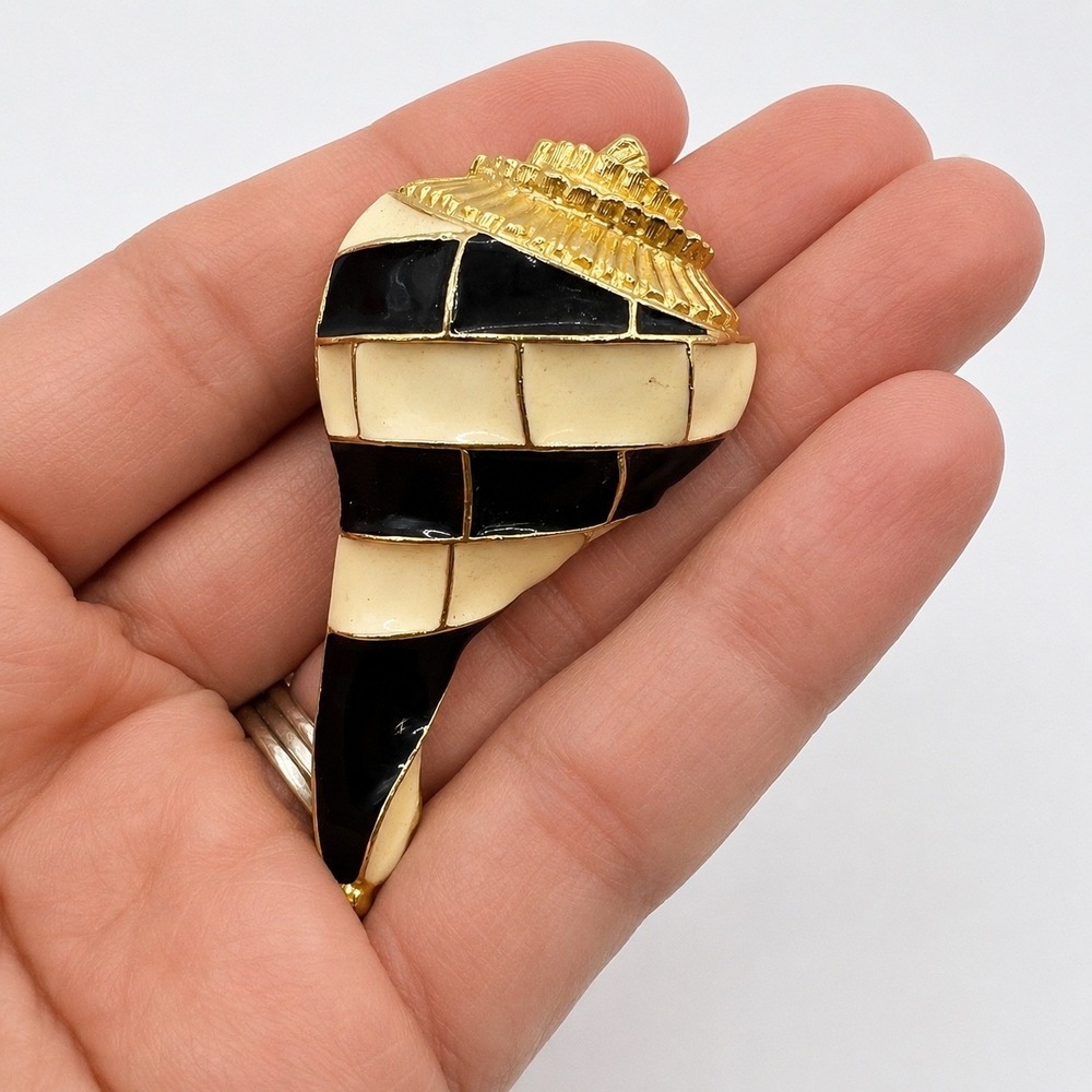 Vintage Gold Tone Black Cream Enamel Conch Shell‎ Brooch Nautical Checker Pin